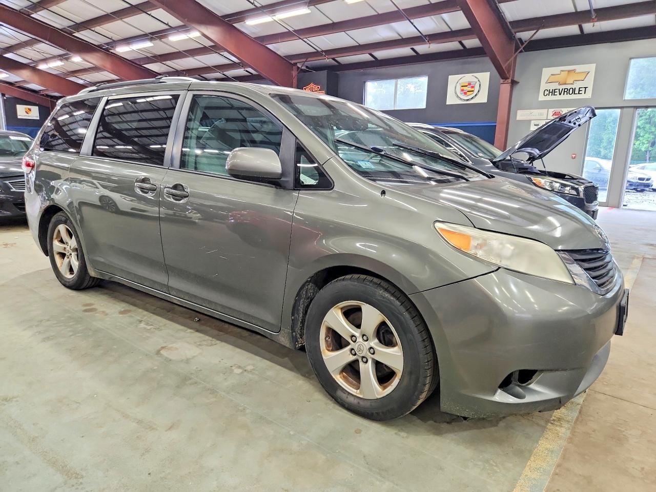 2011 TOYOTA SIENNA