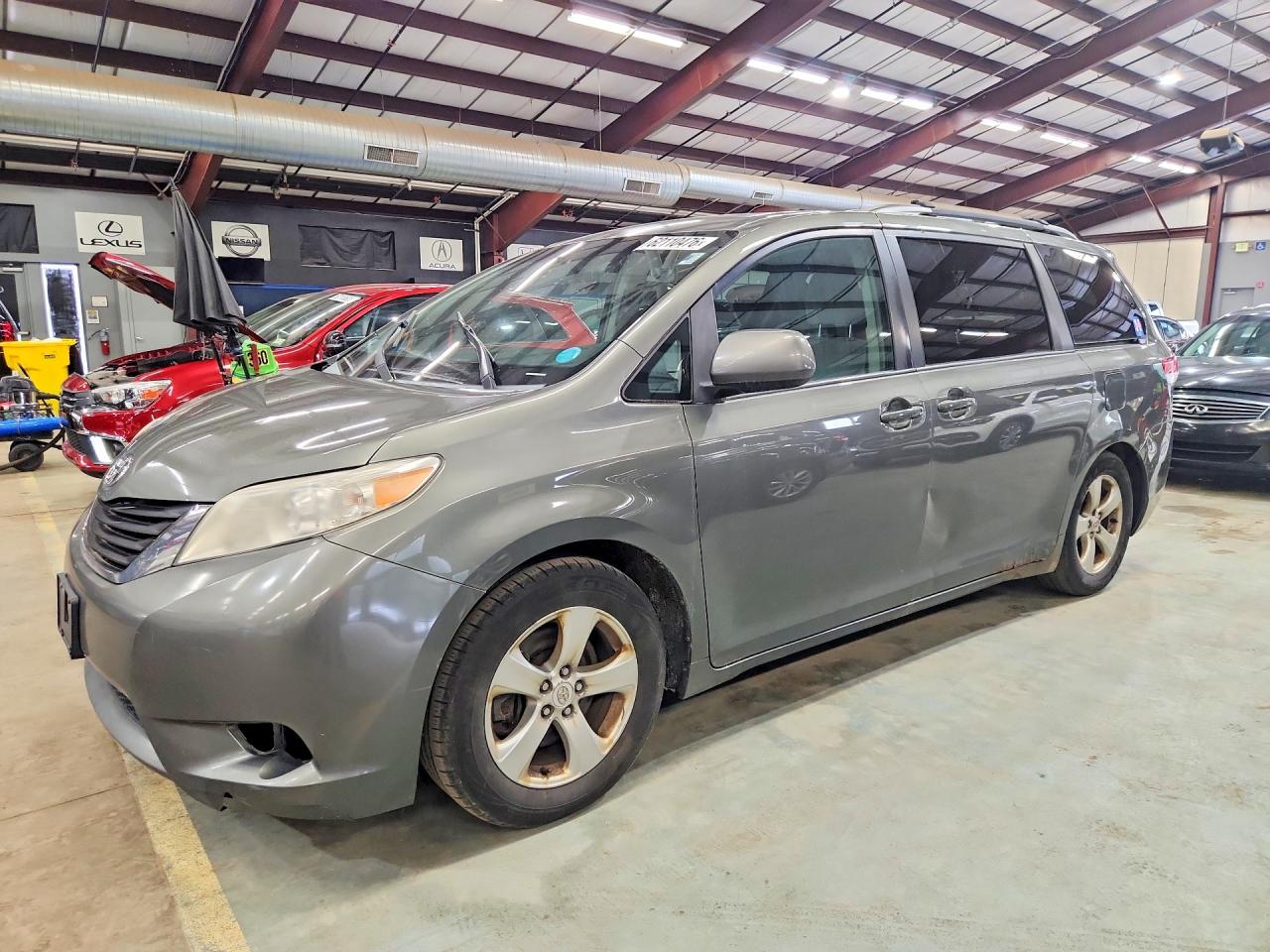2011 TOYOTA SIENNA