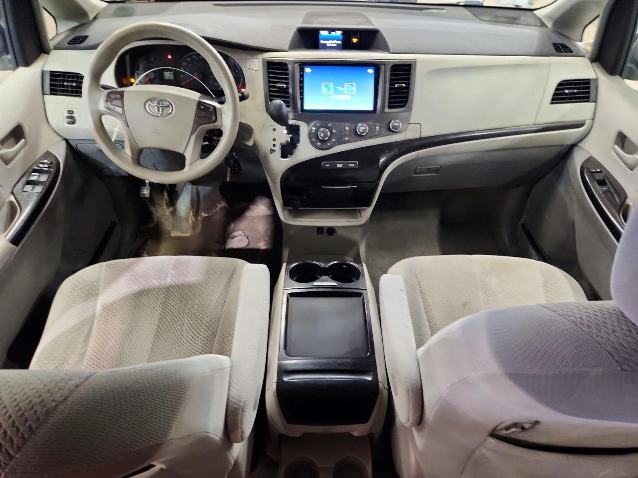 2011 TOYOTA SIENNA