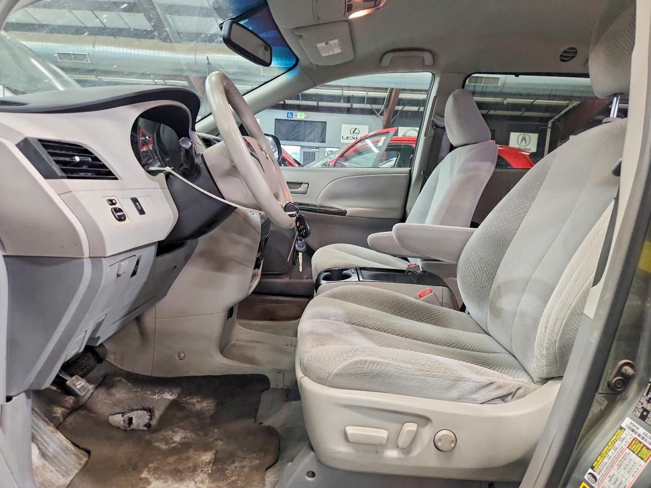 2011 TOYOTA SIENNA