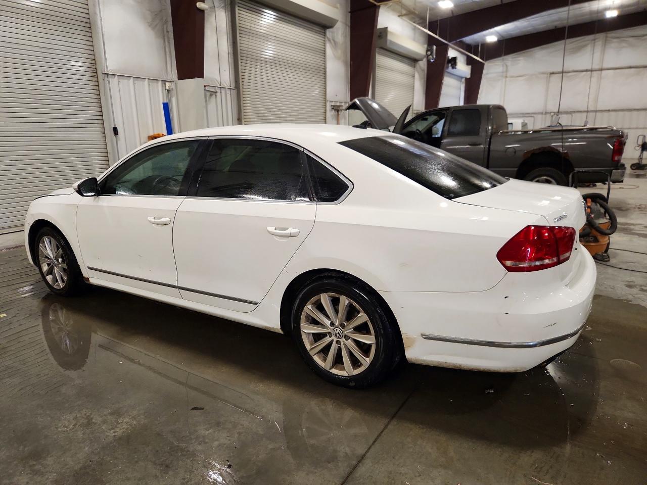 2012 VOLKSWAGEN PASSAT
