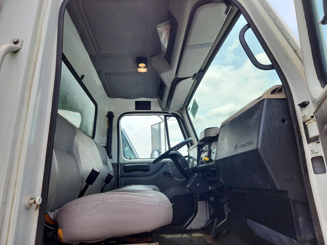2002 INTERNATIONAL 4000 SERIE