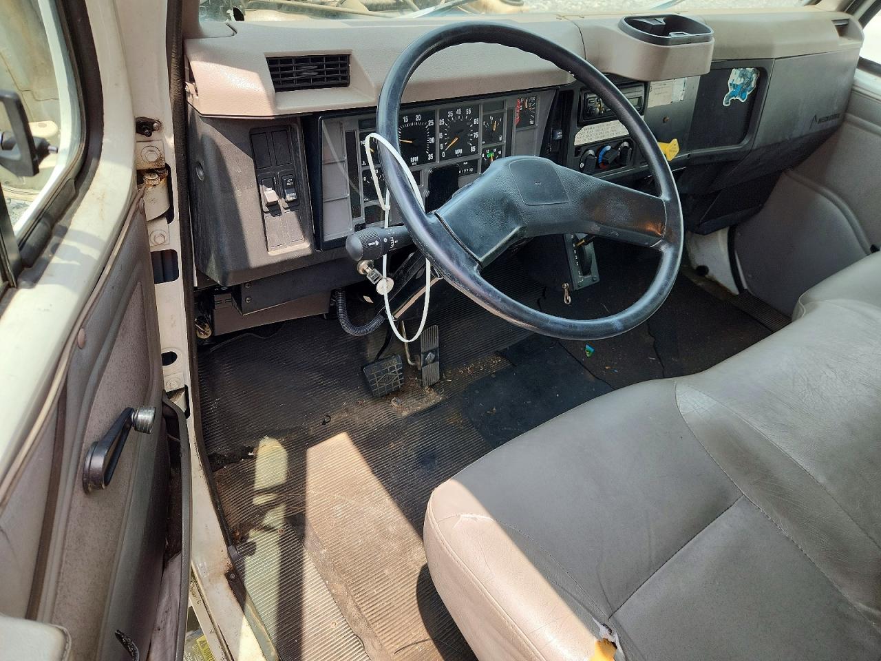 2002 INTERNATIONAL 4000 SERIE