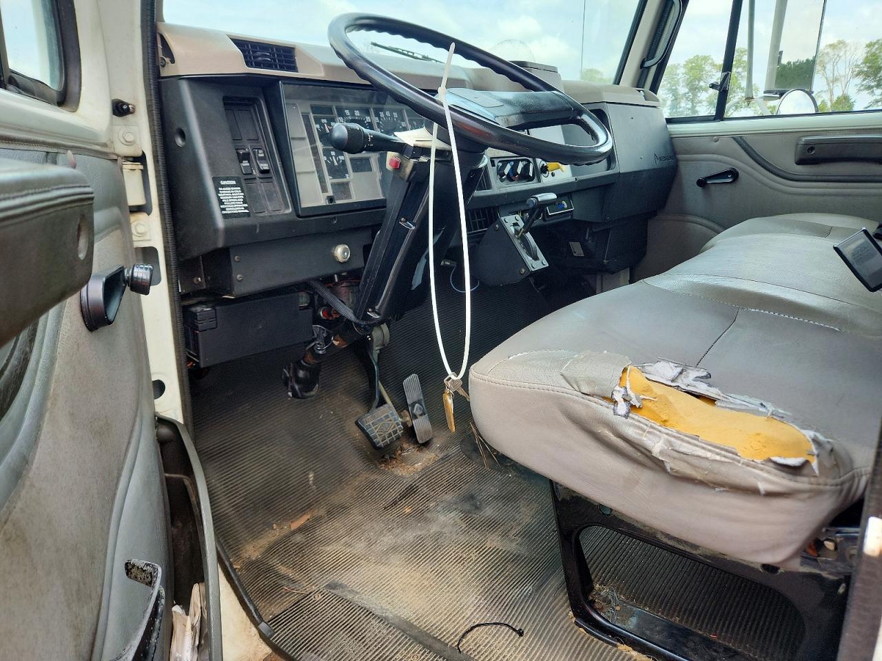 2002 INTERNATIONAL 4000 SERIE