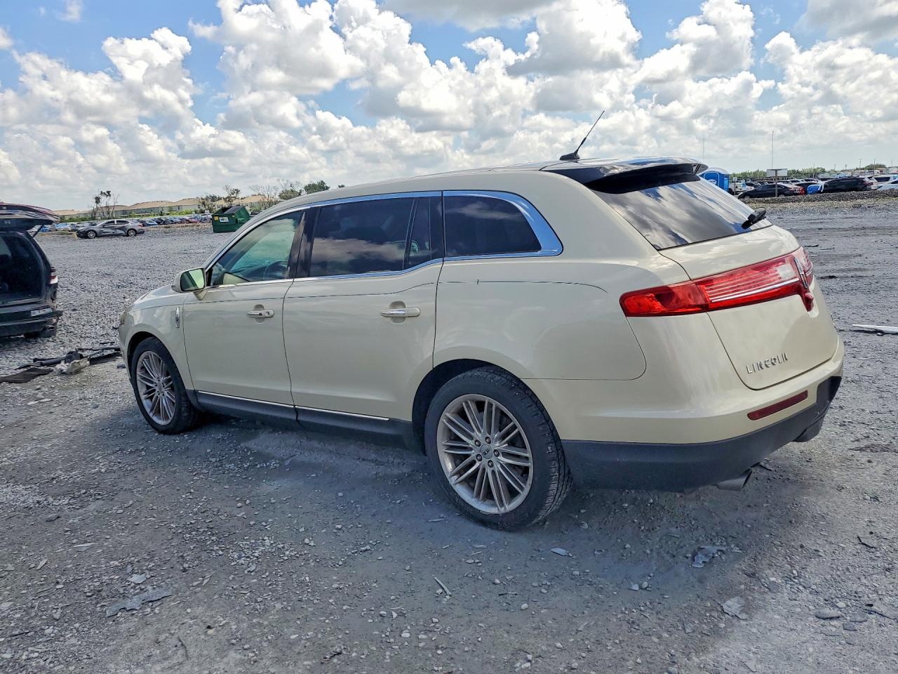 2014 LINCOLN MKT