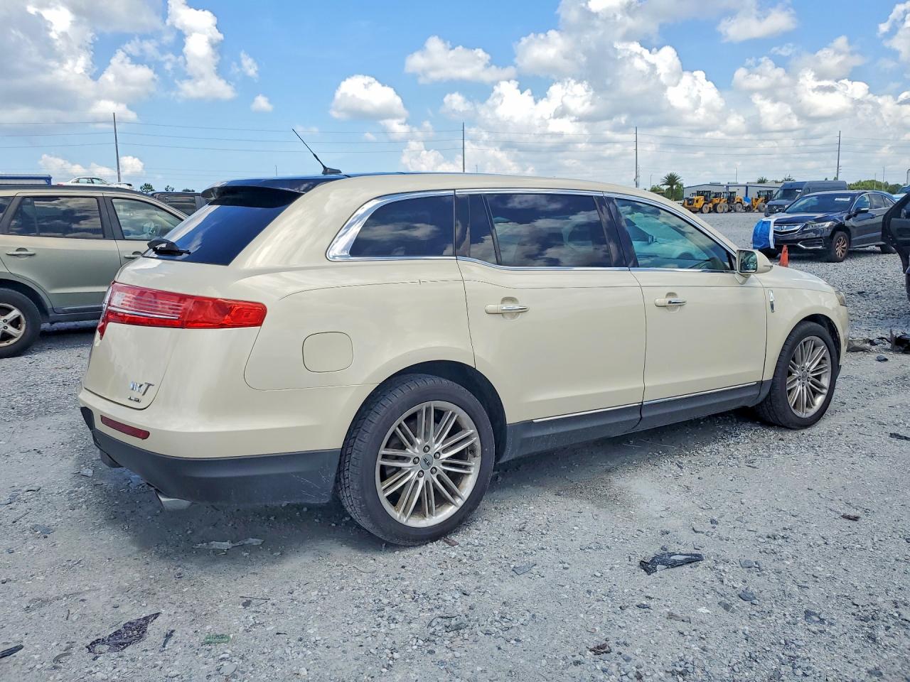 2014 LINCOLN MKT