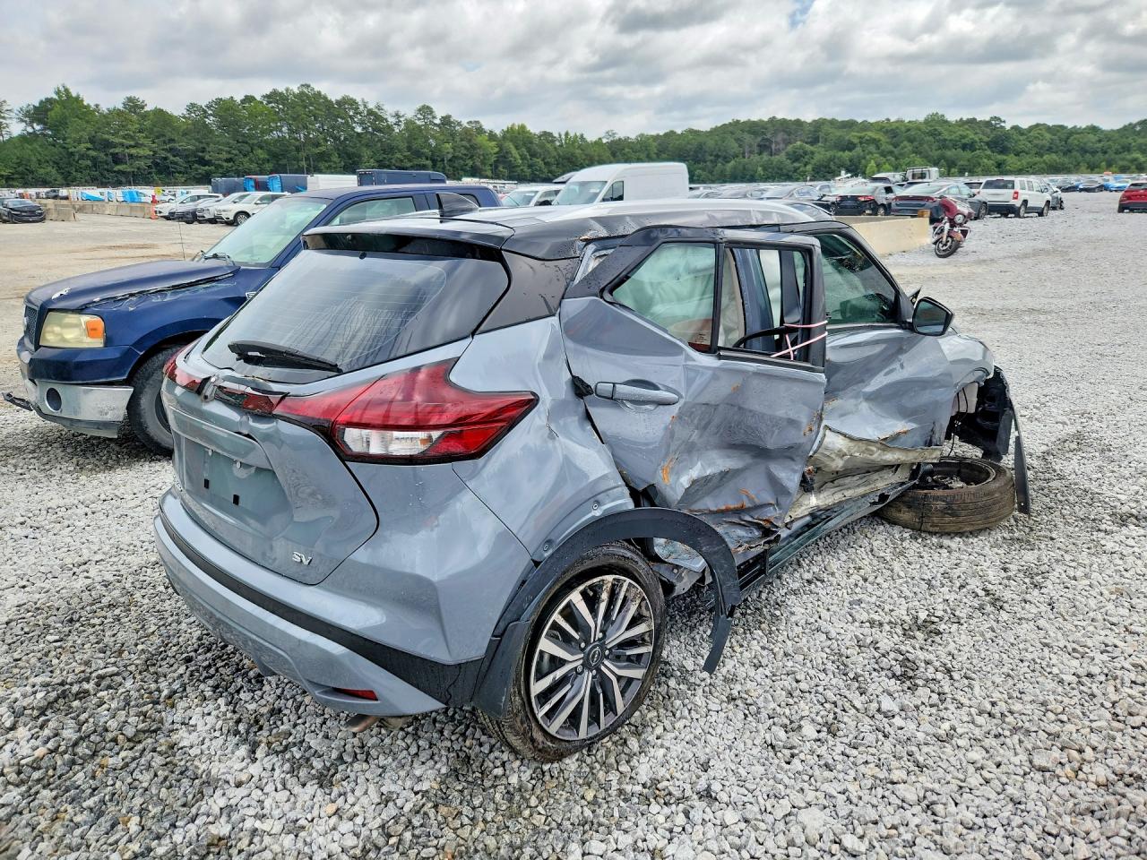2024 NISSAN KICKS