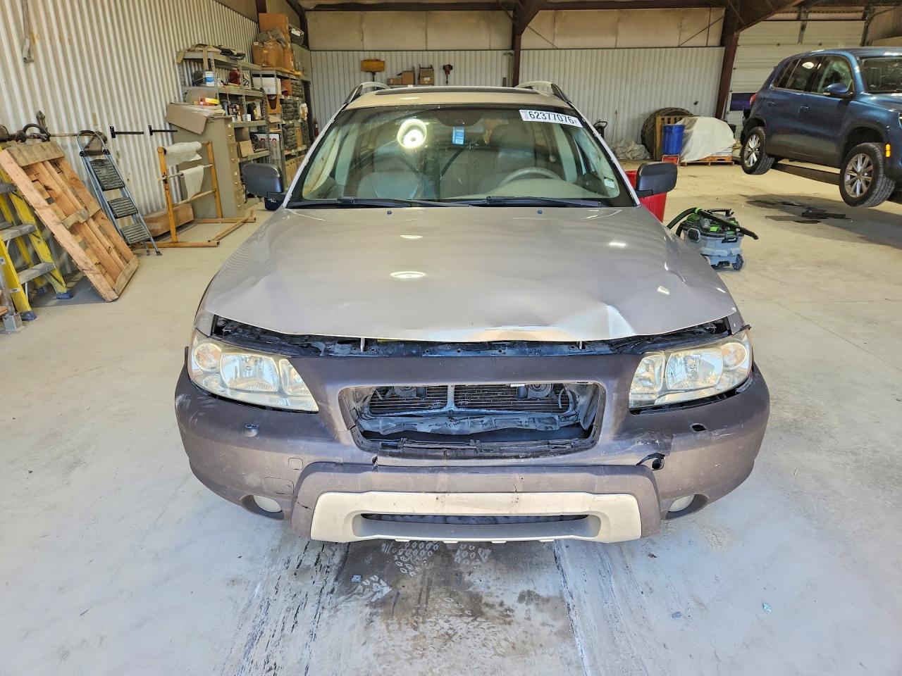 2005 VOLVO XC70