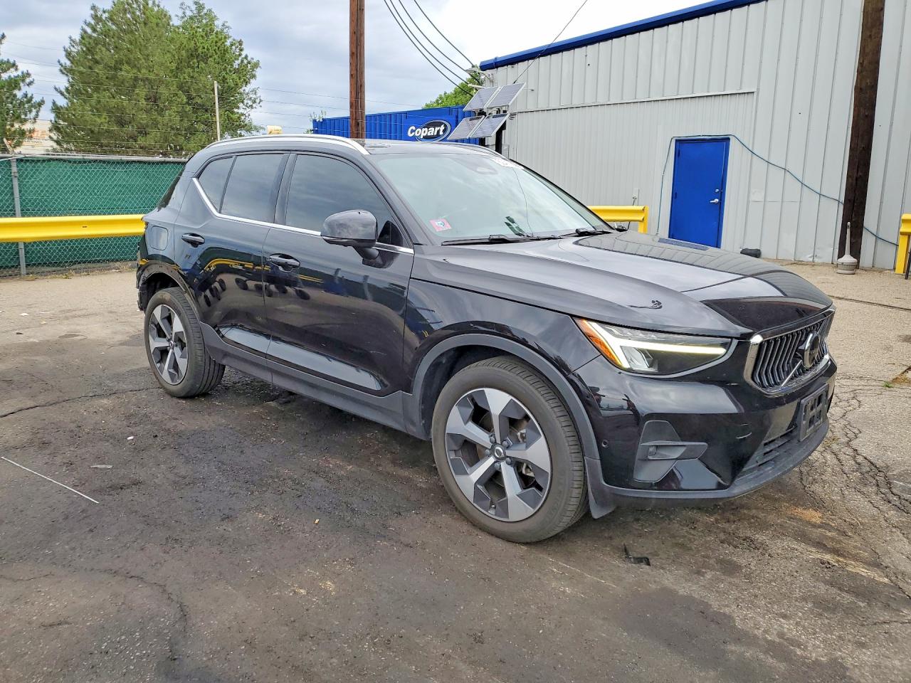 2023 VOLVO XC40