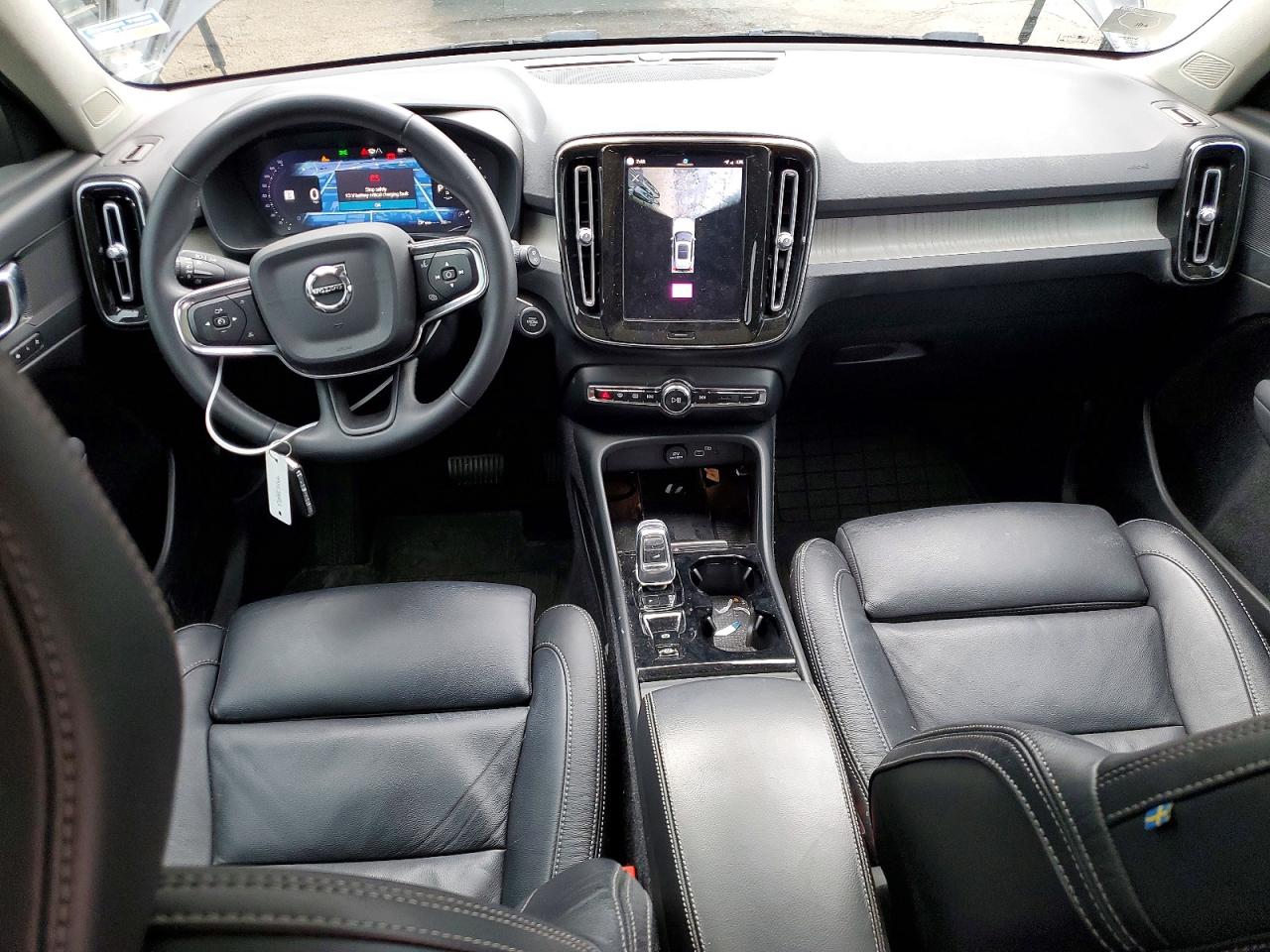 2023 VOLVO XC40