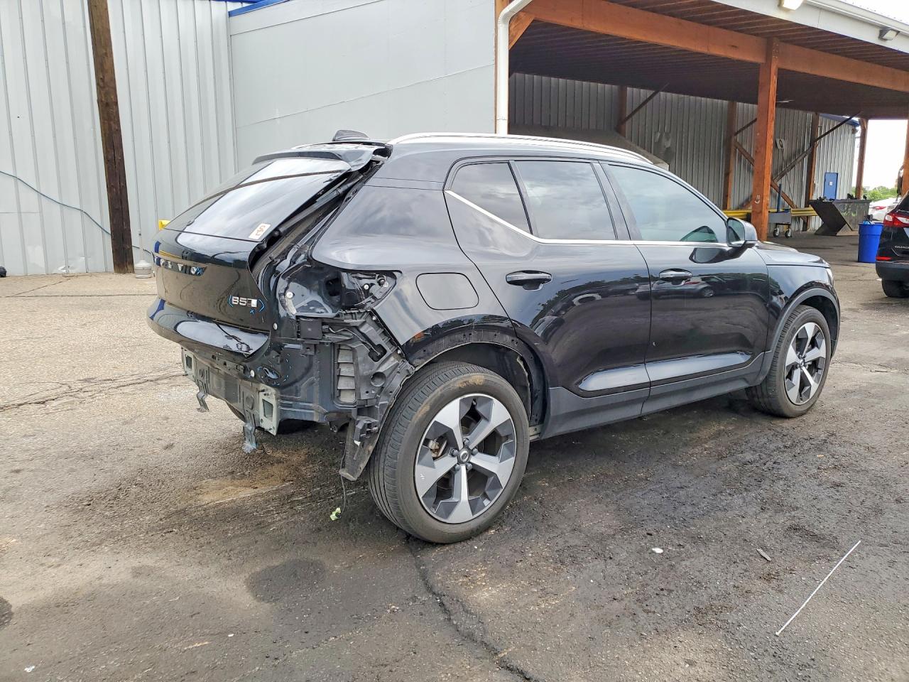 2023 VOLVO XC40