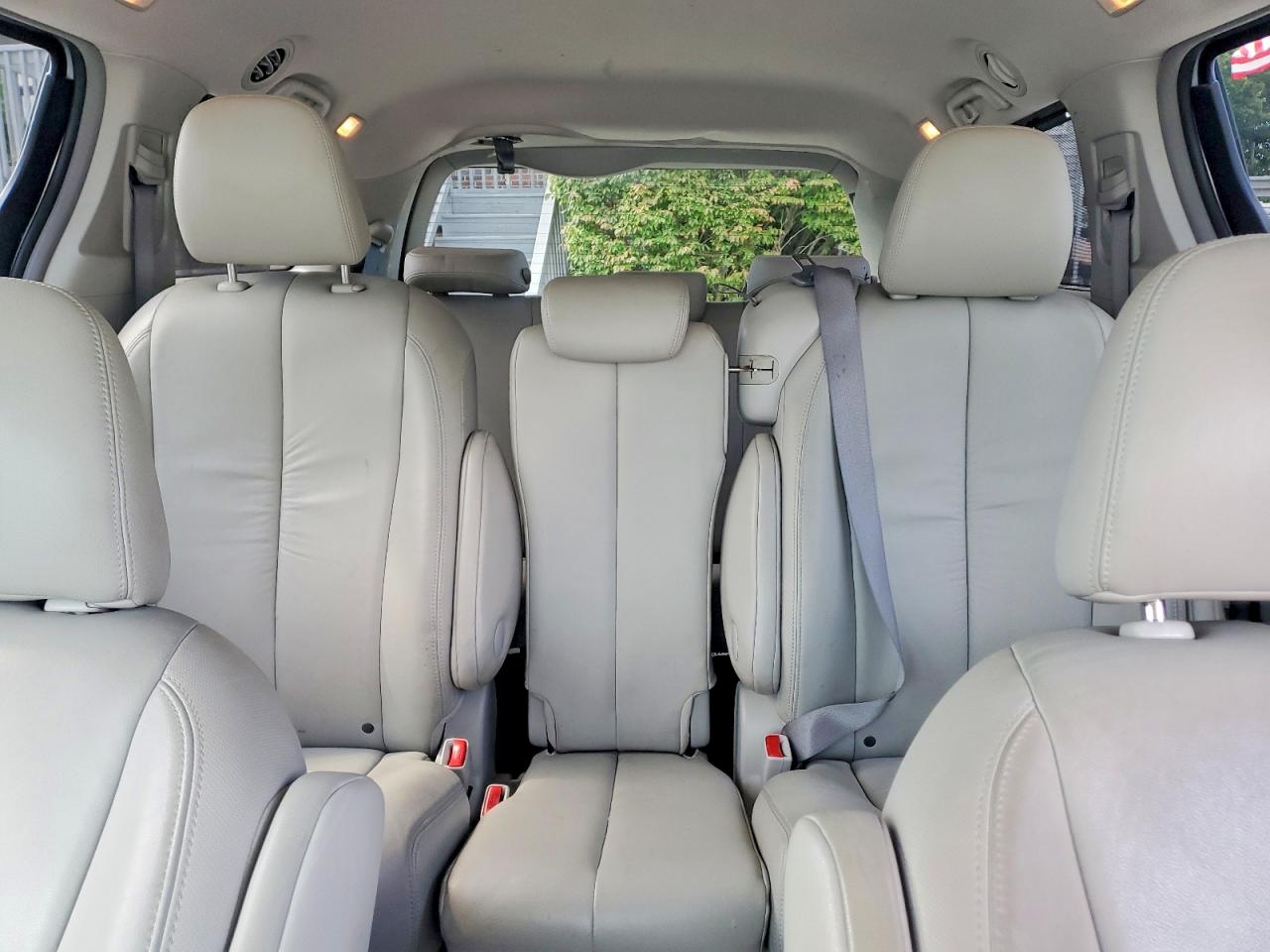 2011 TOYOTA SIENNA