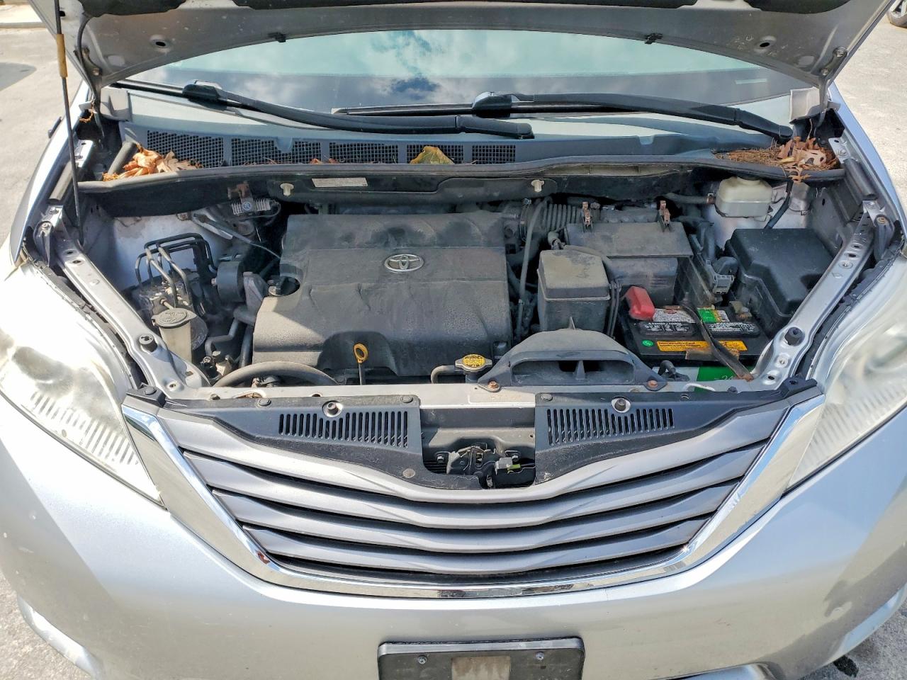 2011 TOYOTA SIENNA