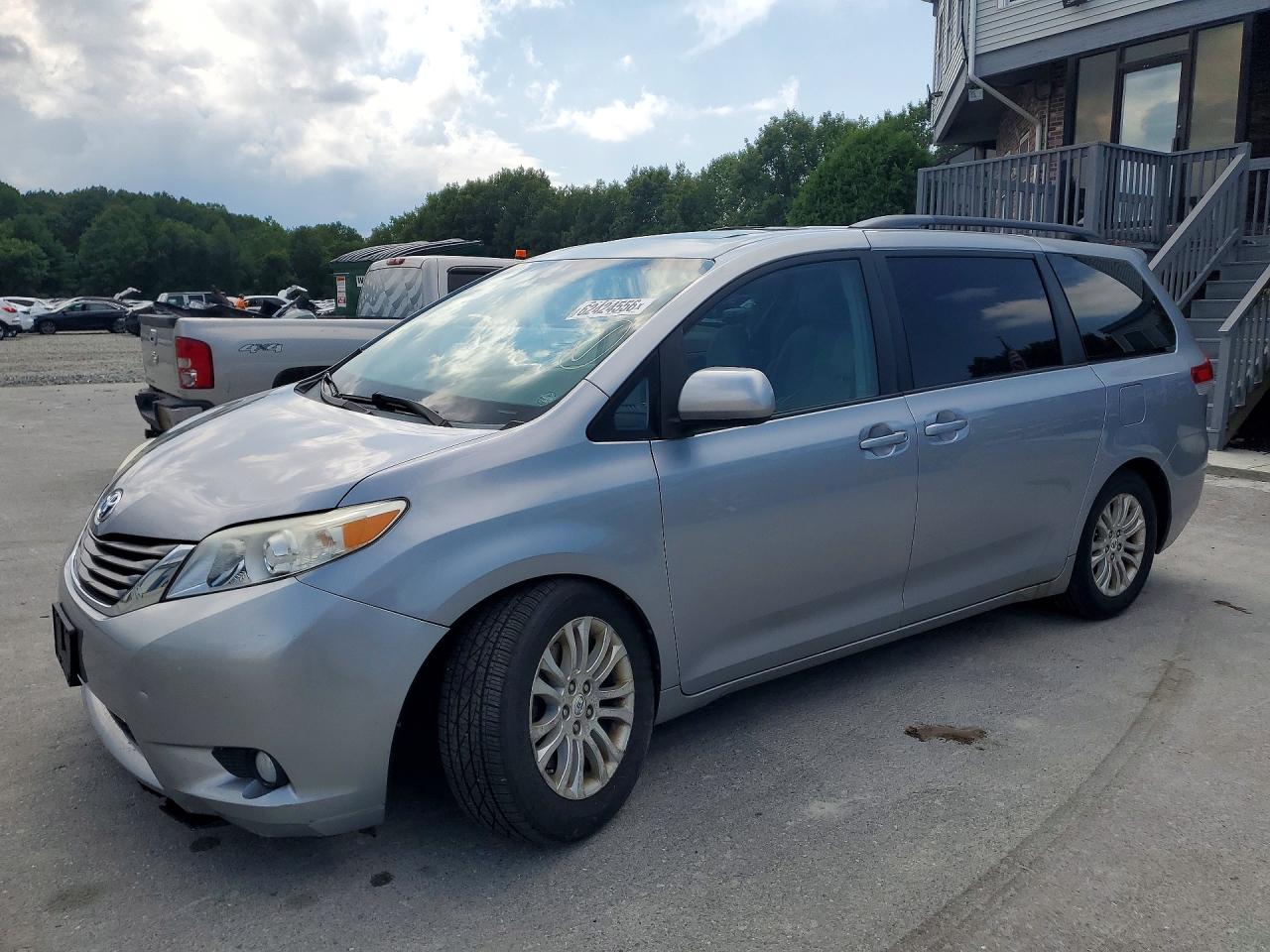 2011 TOYOTA SIENNA
