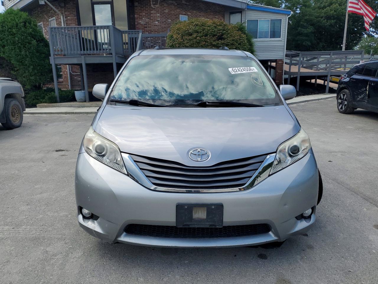 2011 TOYOTA SIENNA