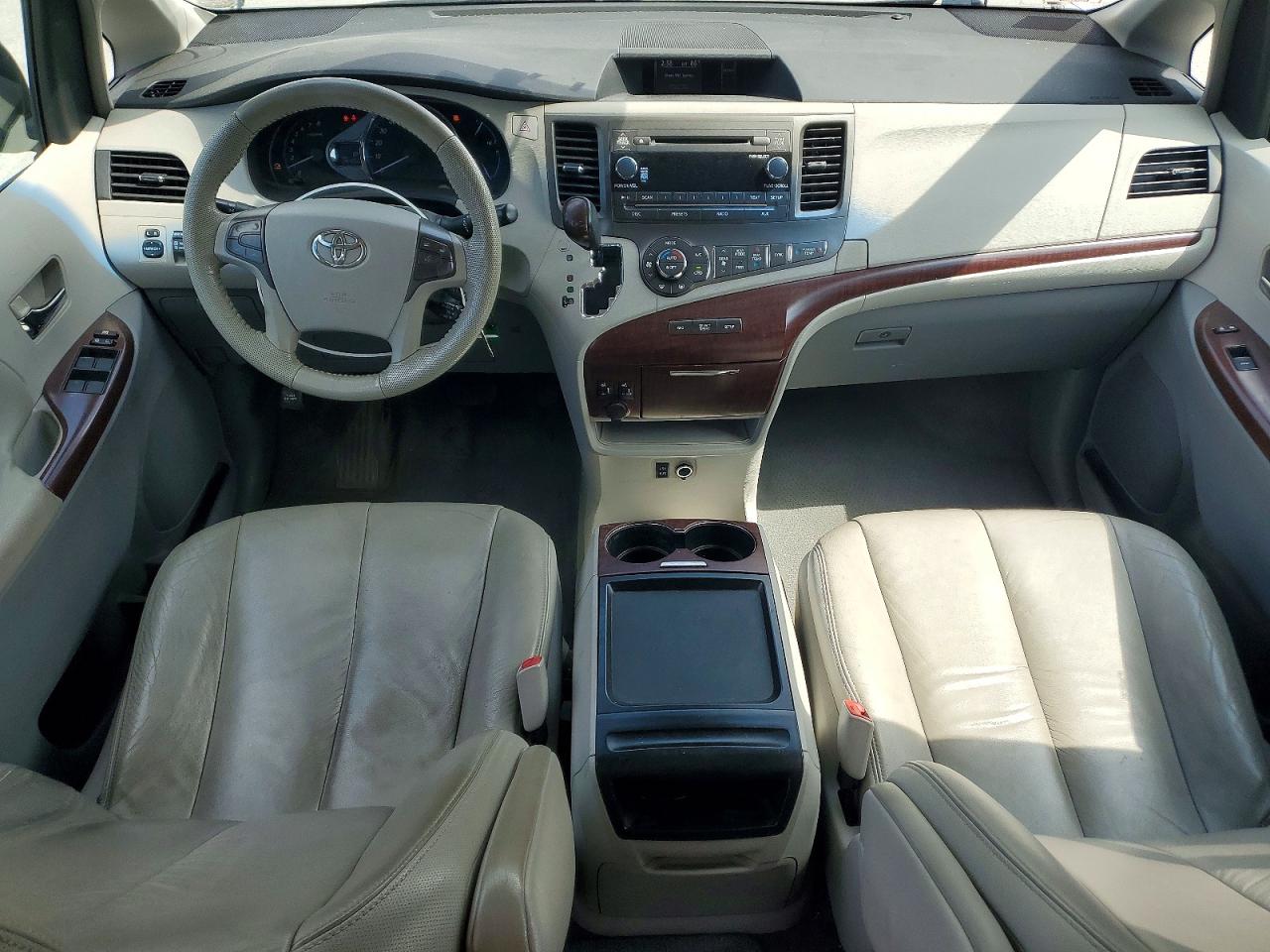 2011 TOYOTA SIENNA