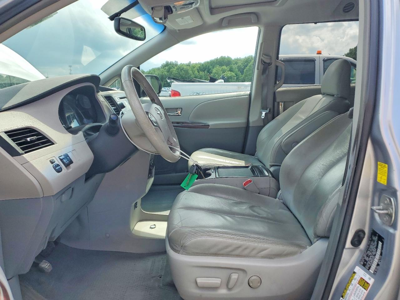 2011 TOYOTA SIENNA