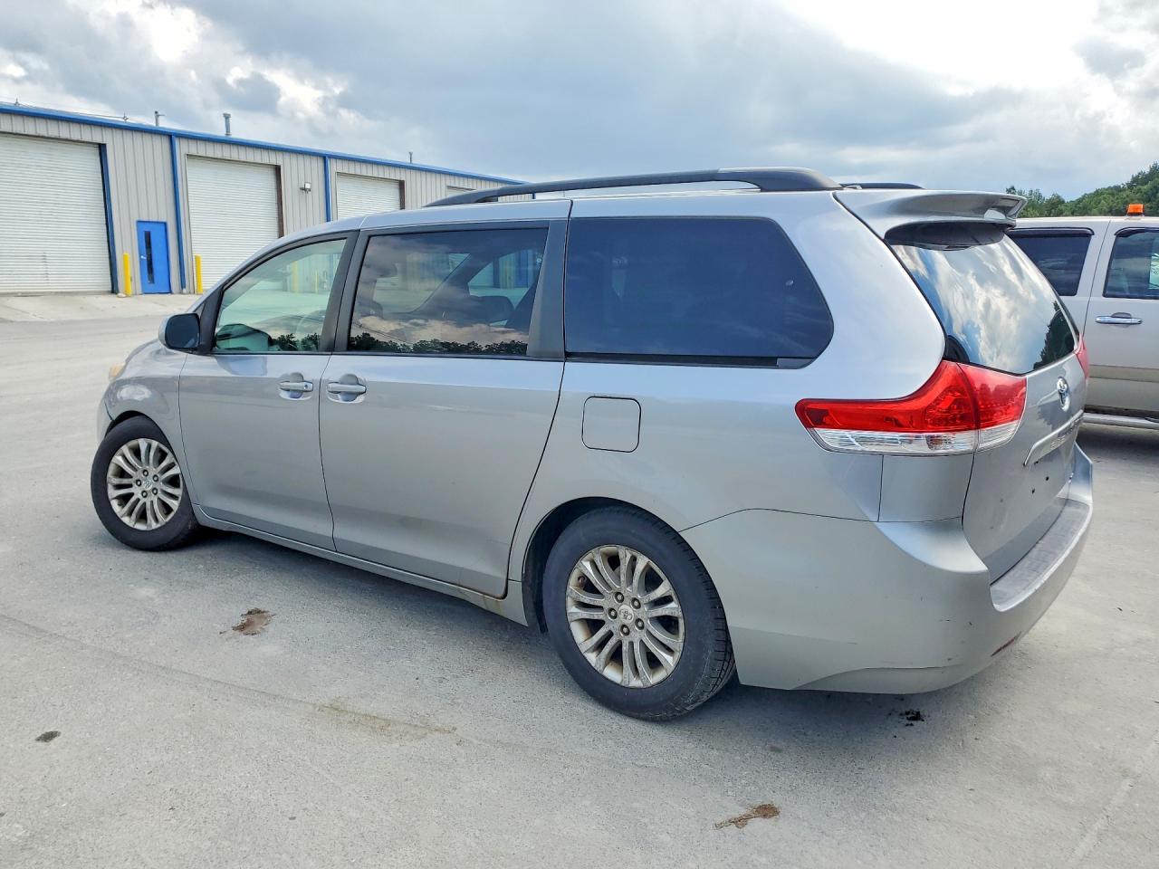 2011 TOYOTA SIENNA