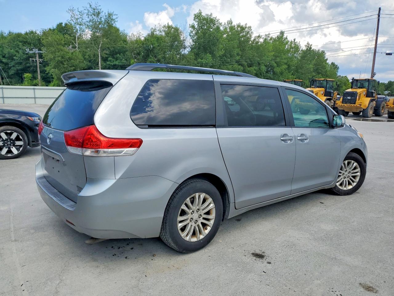 2011 TOYOTA SIENNA