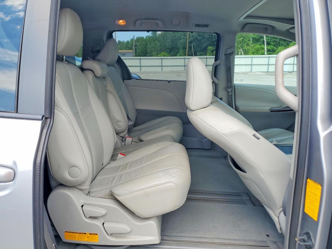 2011 TOYOTA SIENNA