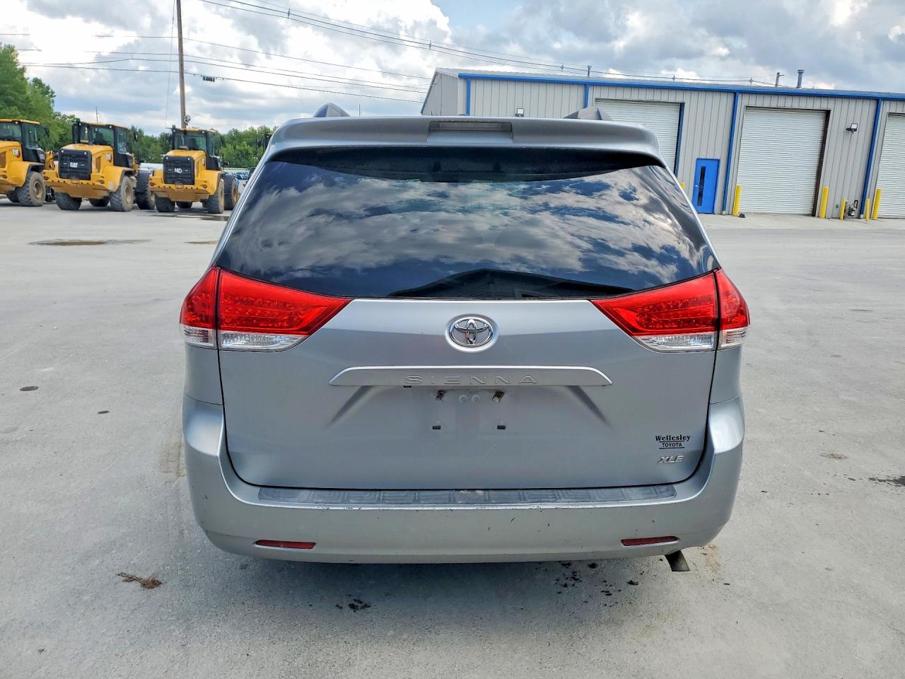 2011 TOYOTA SIENNA