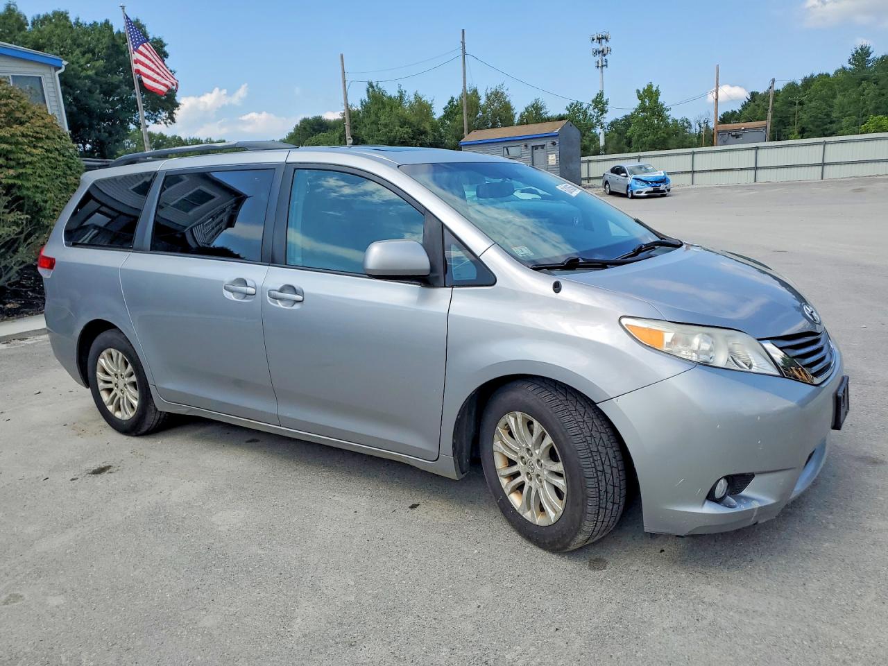 2011 TOYOTA SIENNA
