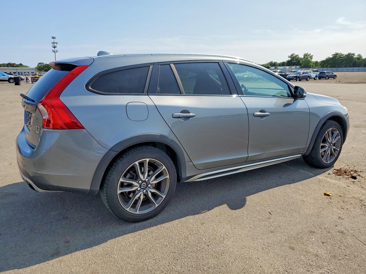 2016 VOLVO V60