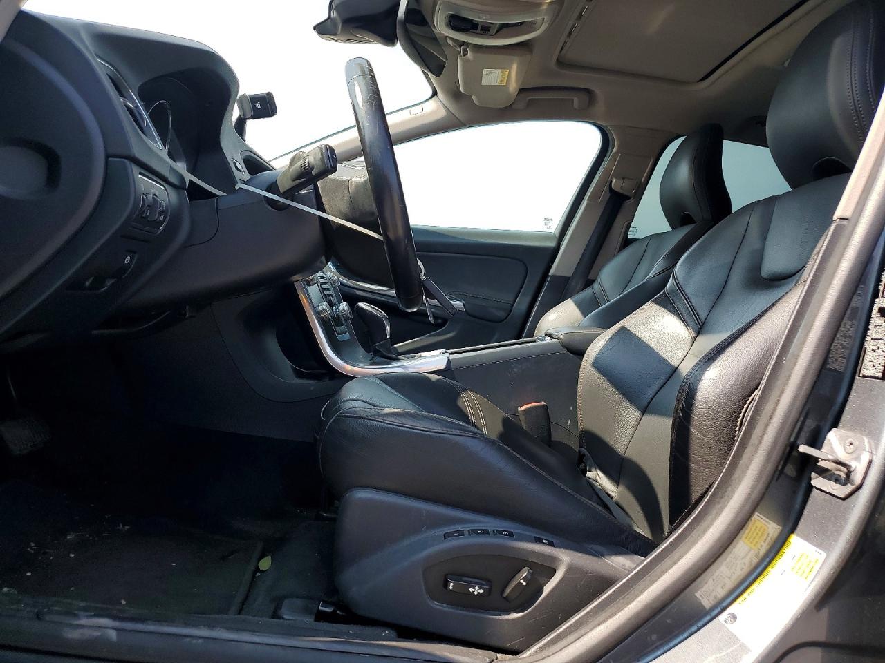 2016 VOLVO V60