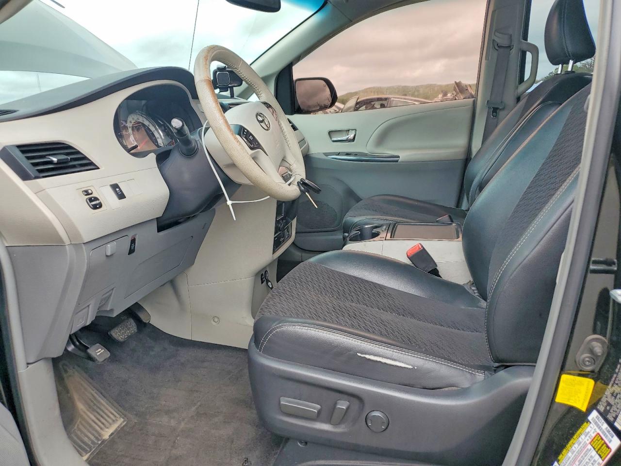 2012 TOYOTA SIENNA