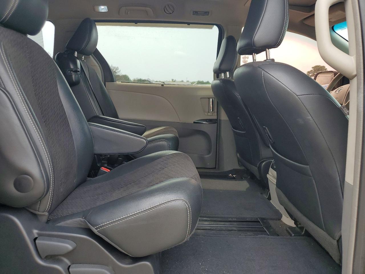 2012 TOYOTA SIENNA