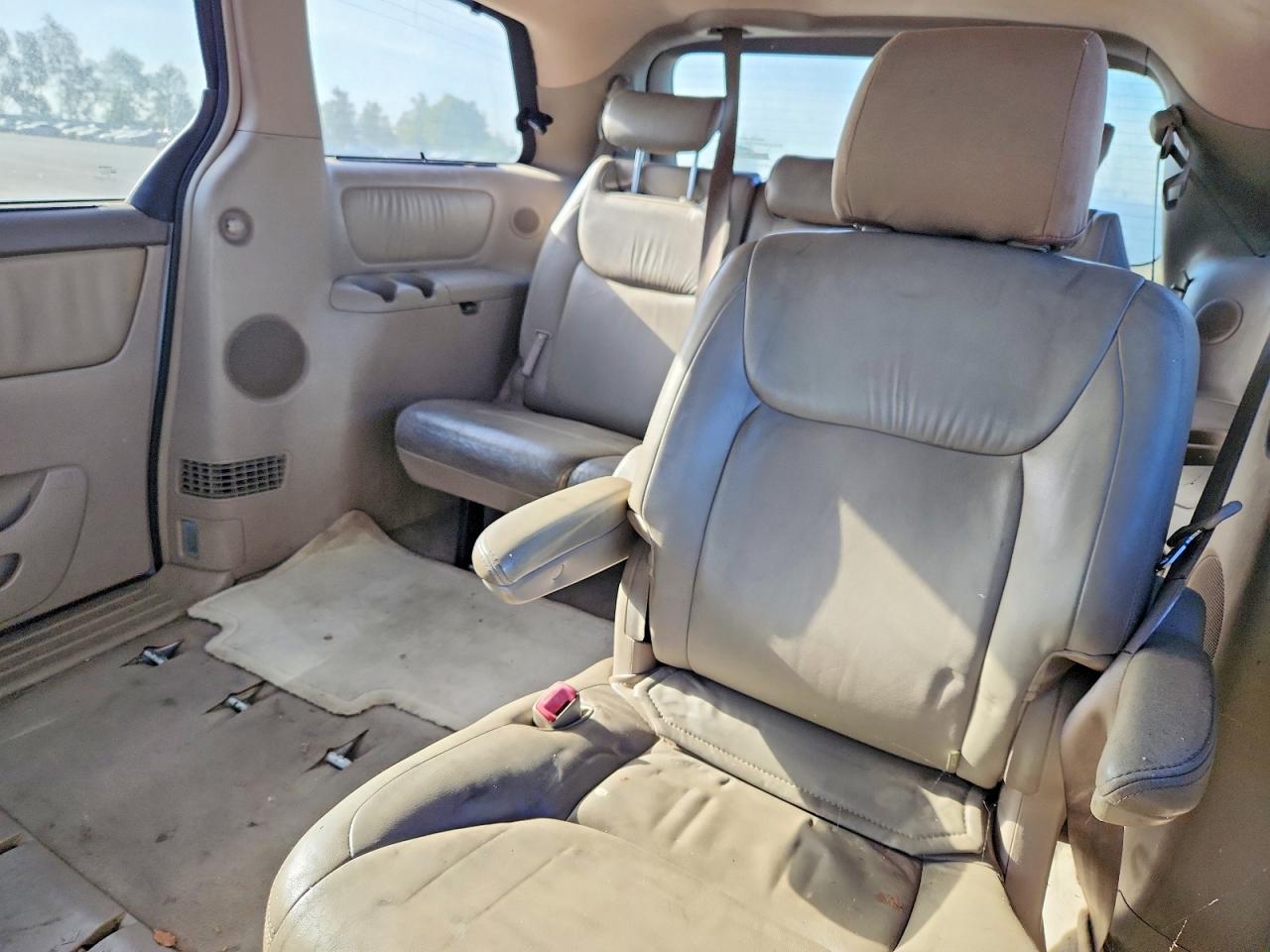 2004 TOYOTA SIENNA