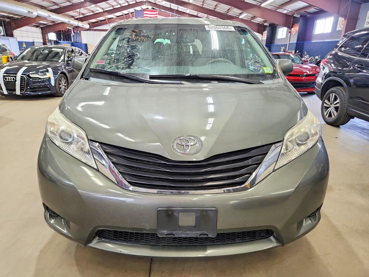 2012 TOYOTA SIENNA