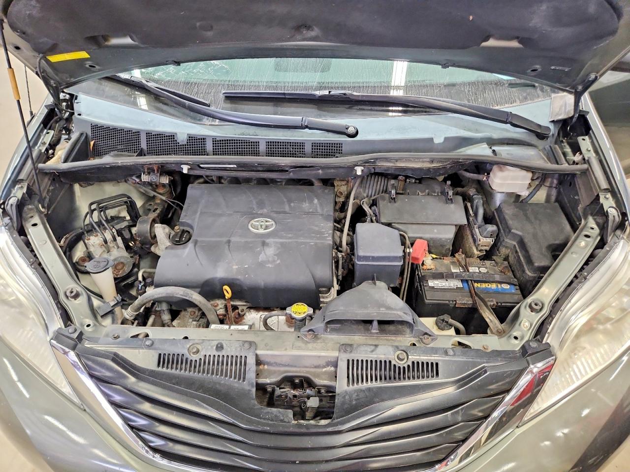 2012 TOYOTA SIENNA