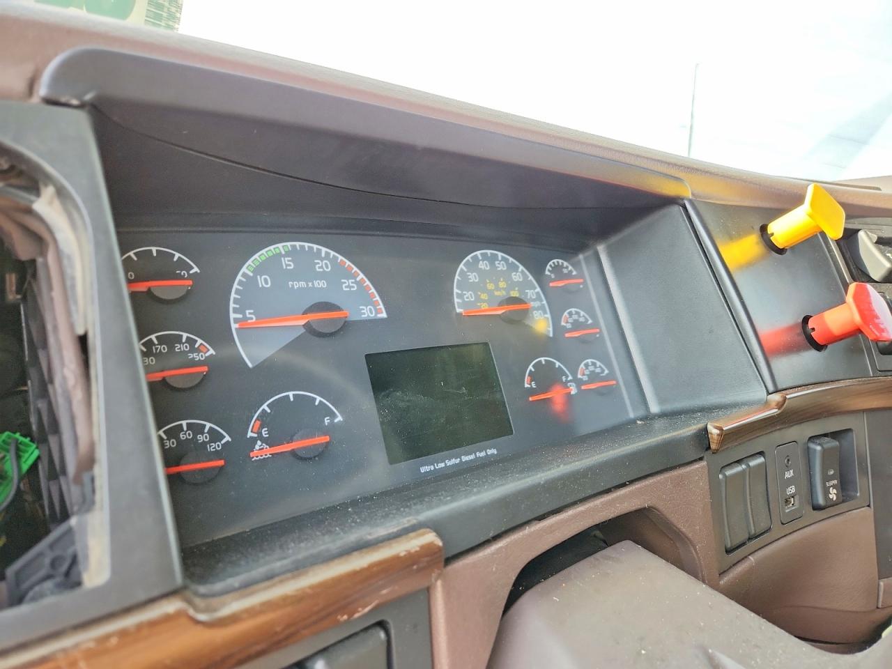 2015 VOLVO VN