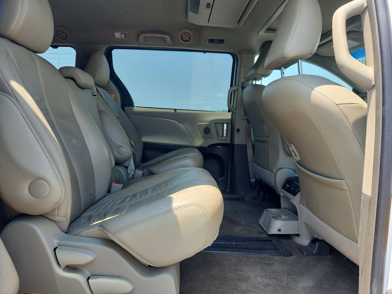 2012 TOYOTA SIENNA