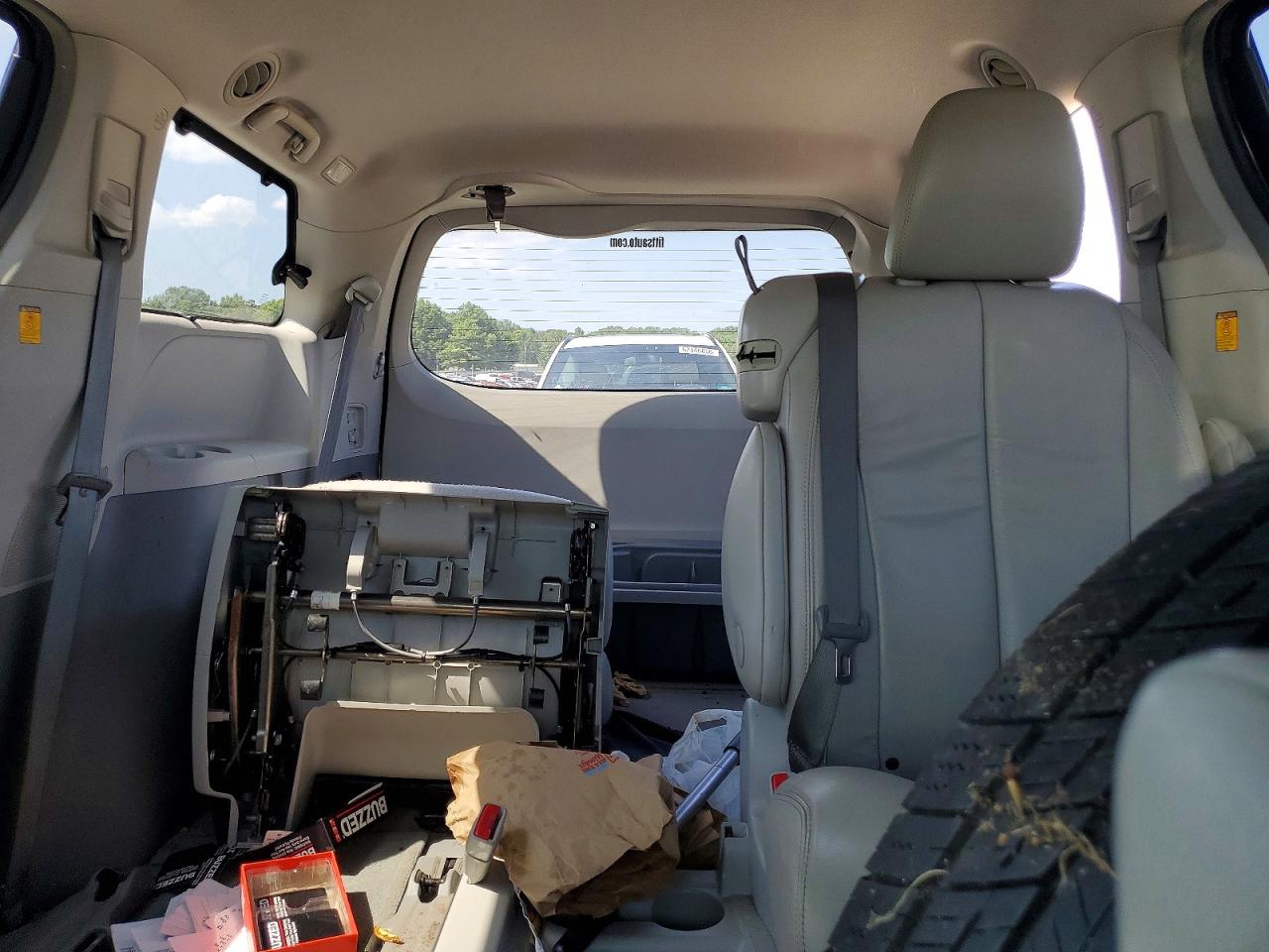 2013 TOYOTA SIENNA