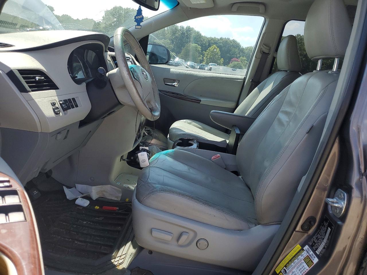 2013 TOYOTA SIENNA