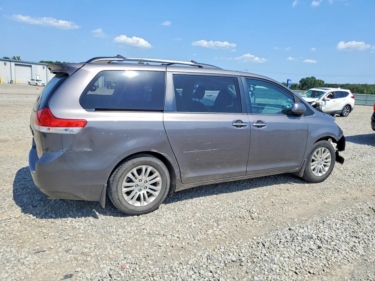 2013 TOYOTA SIENNA