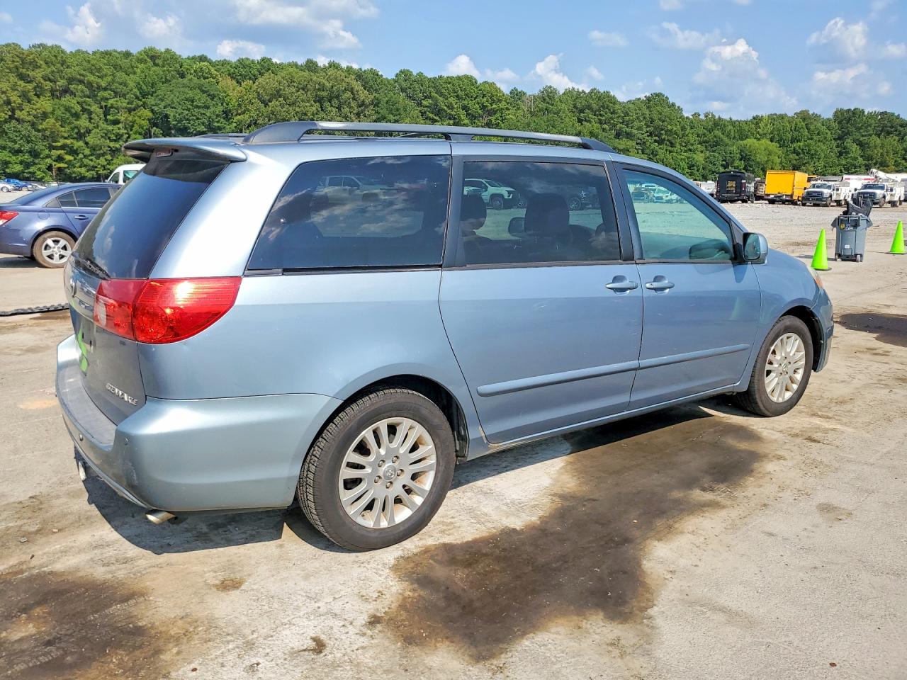 2010 TOYOTA SIENNA