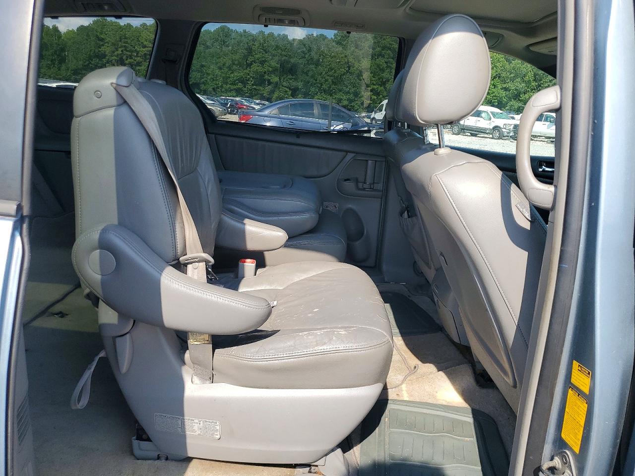 2010 TOYOTA SIENNA