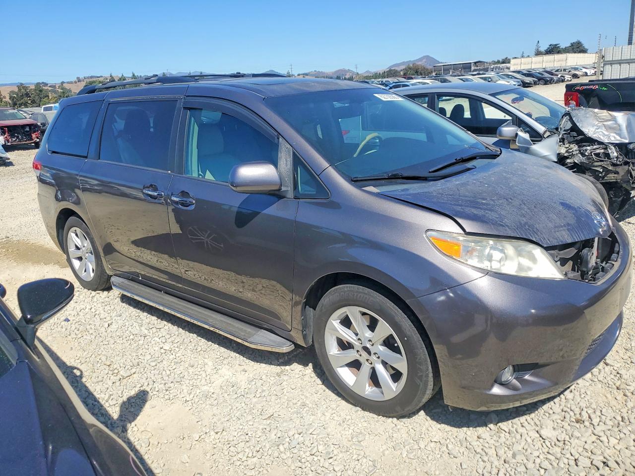 2011 TOYOTA SIENNA