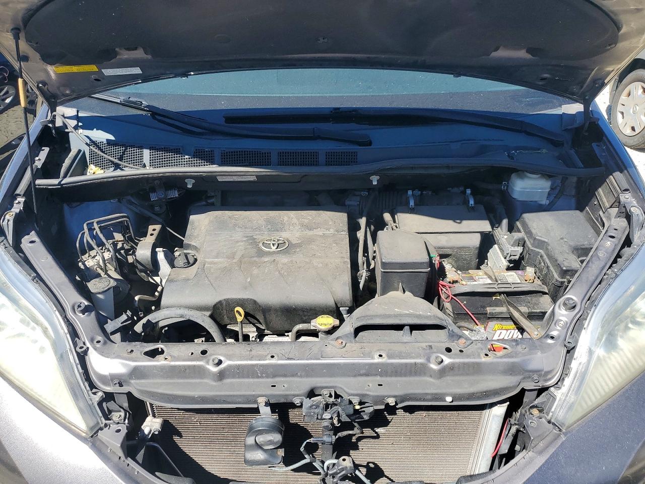 2011 TOYOTA SIENNA