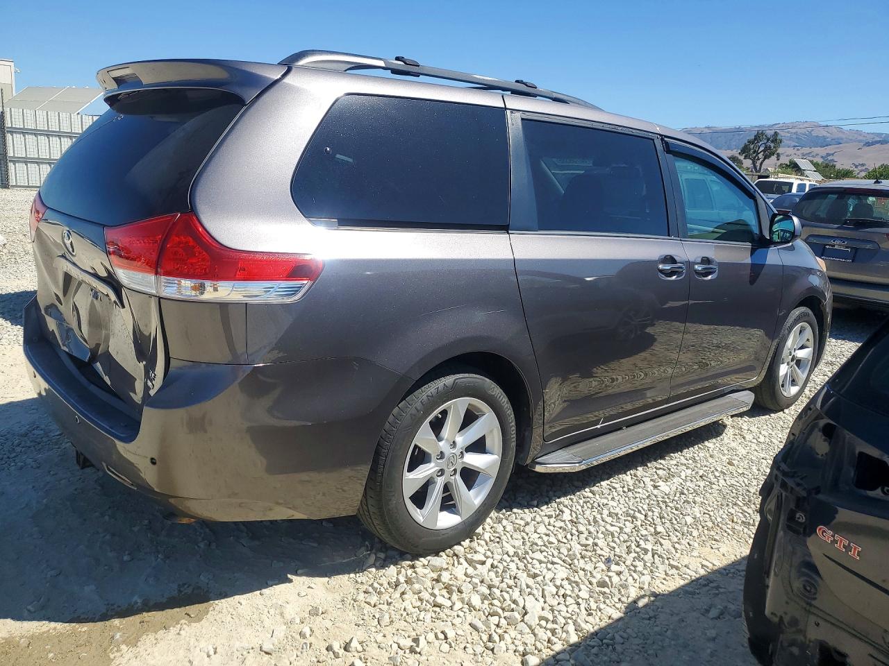 2011 TOYOTA SIENNA
