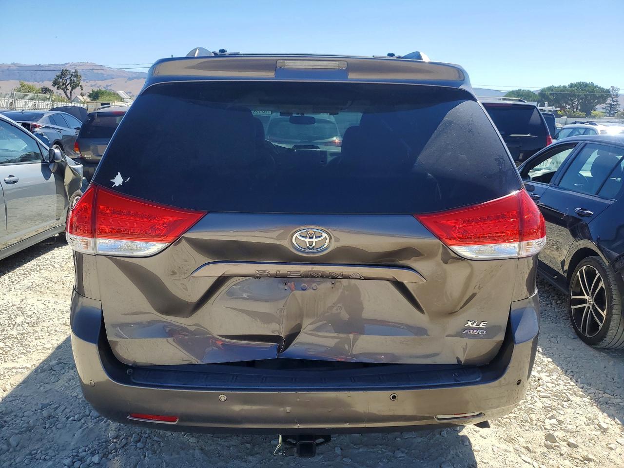 2011 TOYOTA SIENNA