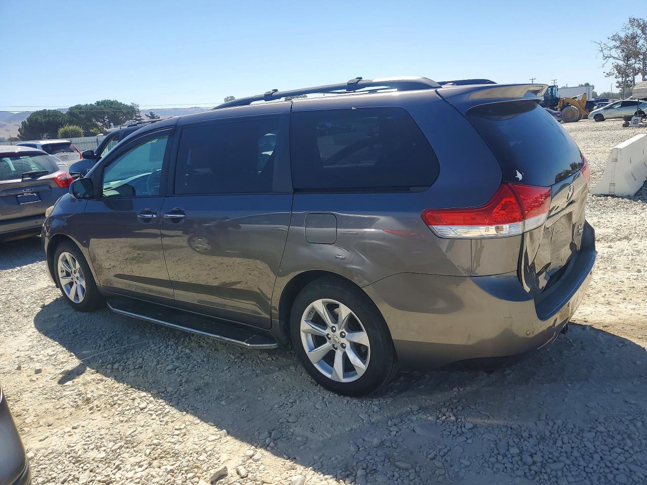 2011 TOYOTA SIENNA