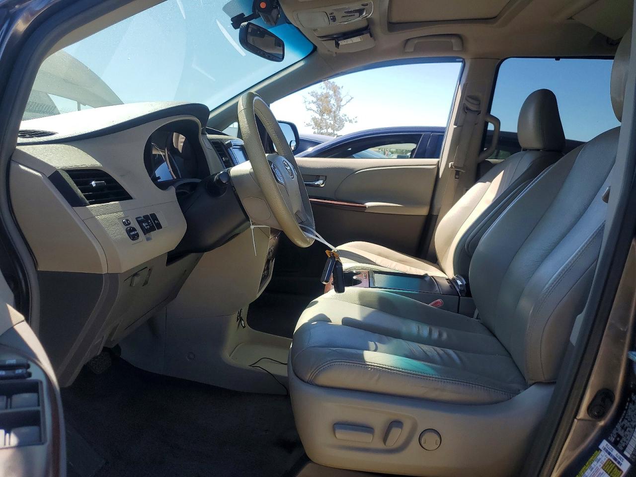2011 TOYOTA SIENNA