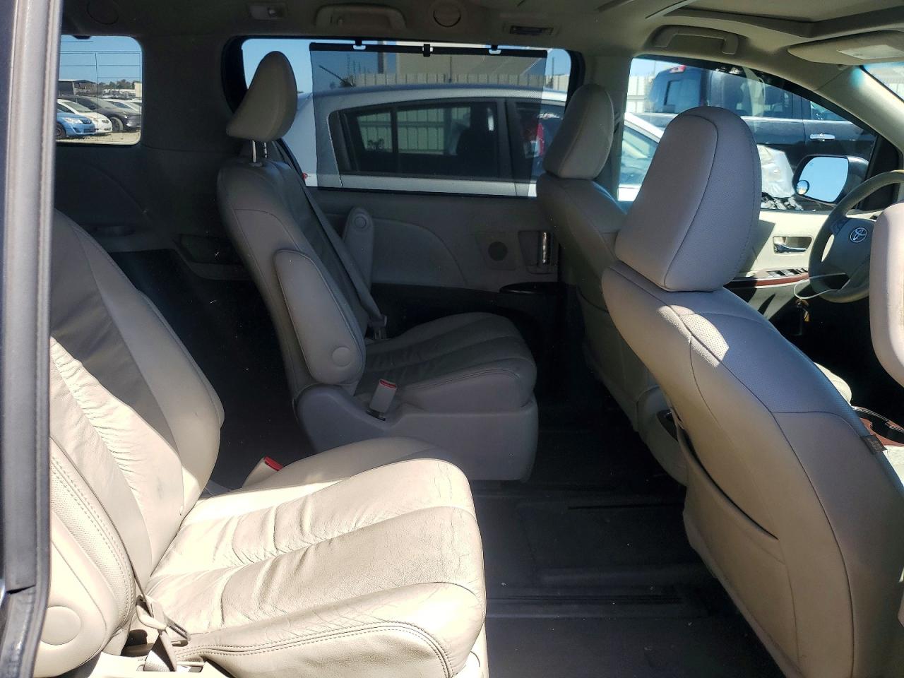 2011 TOYOTA SIENNA