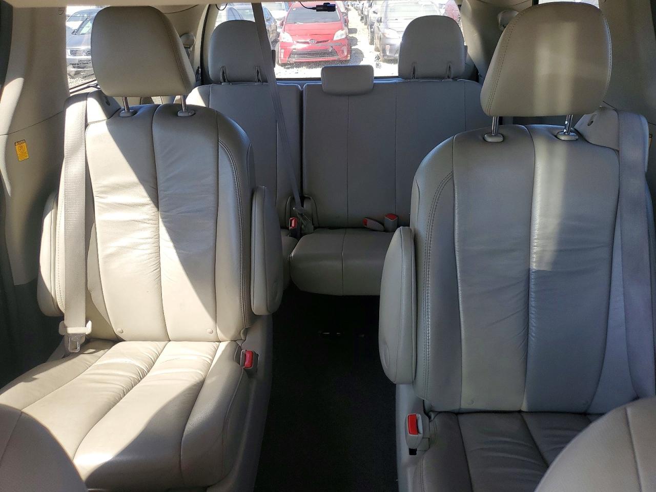 2011 TOYOTA SIENNA