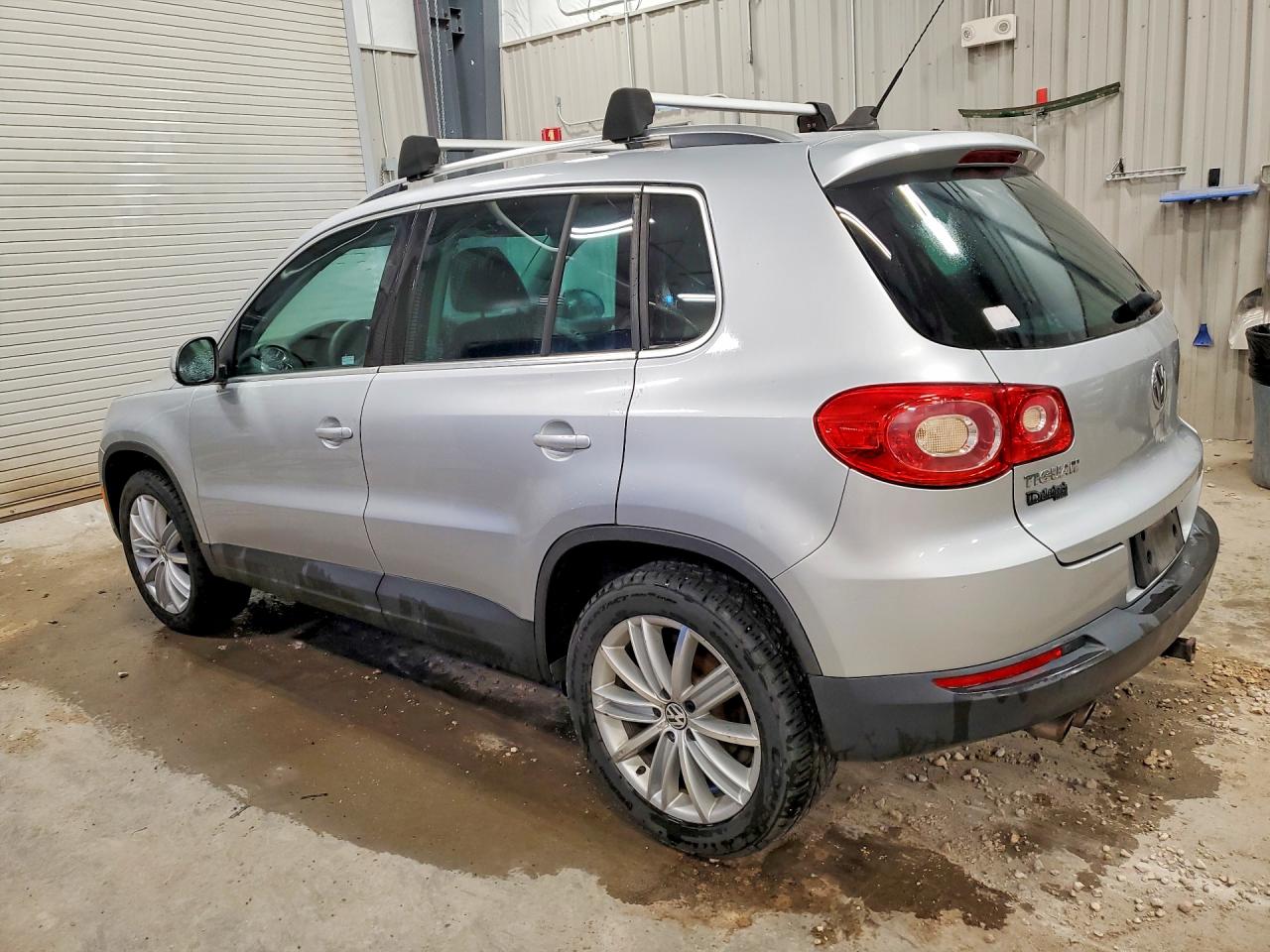 2011 VOLKSWAGEN TIGUAN