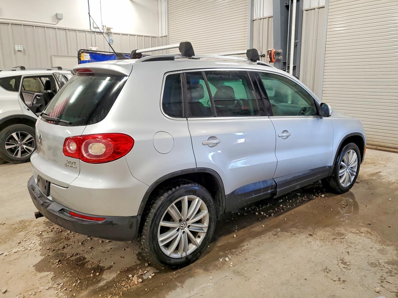 2011 VOLKSWAGEN TIGUAN